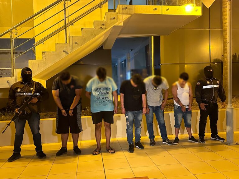 Policía captura 5 presuntos secuestradores y libera a una persona en Guayaquil