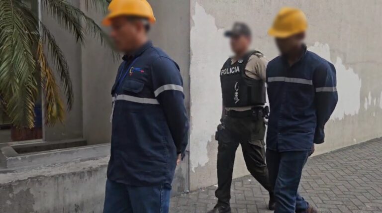 Policía aprehende a 2 falsos funcionarios de empresa eléctrica en Guayaquil