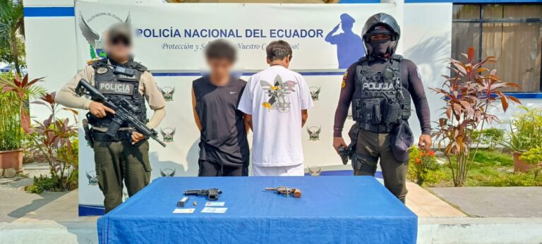 Intervención policial permite aprehender a 2 sujetos armados en Guayaquil