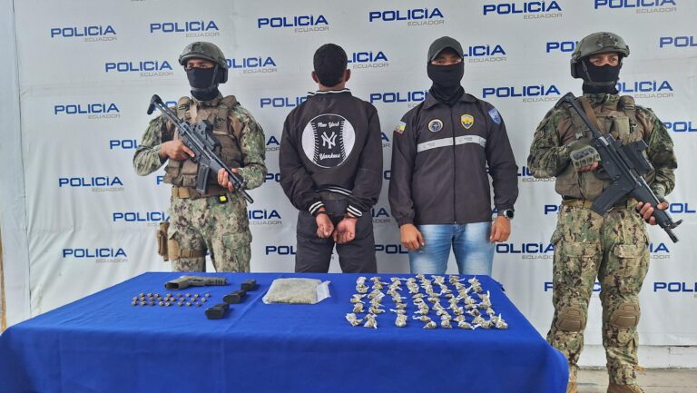 Aislamiento de un menor de edad por el presunto delito de tráfico de sustancias ilícitas  y tenencia de armas de fuego