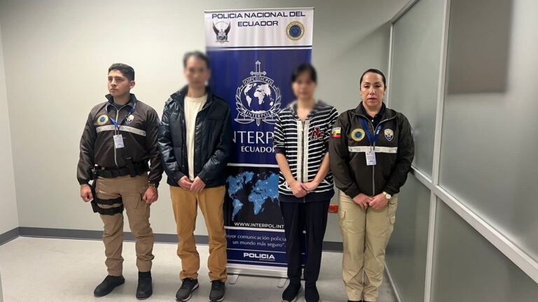 Extradición pasiva de dos ciudadanos con notificación roja de Interpol
