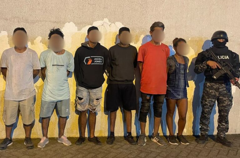 Policía capturó a seis sujetos por el delito de expendio de drogas en Durán