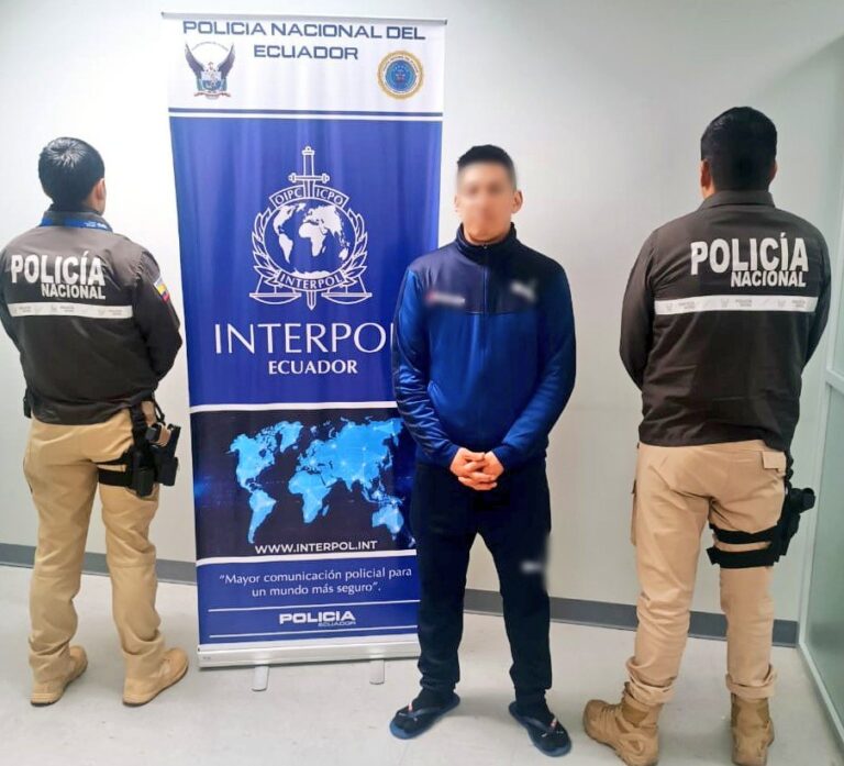 Se extraditó a una persona con notificación roja de Interpol