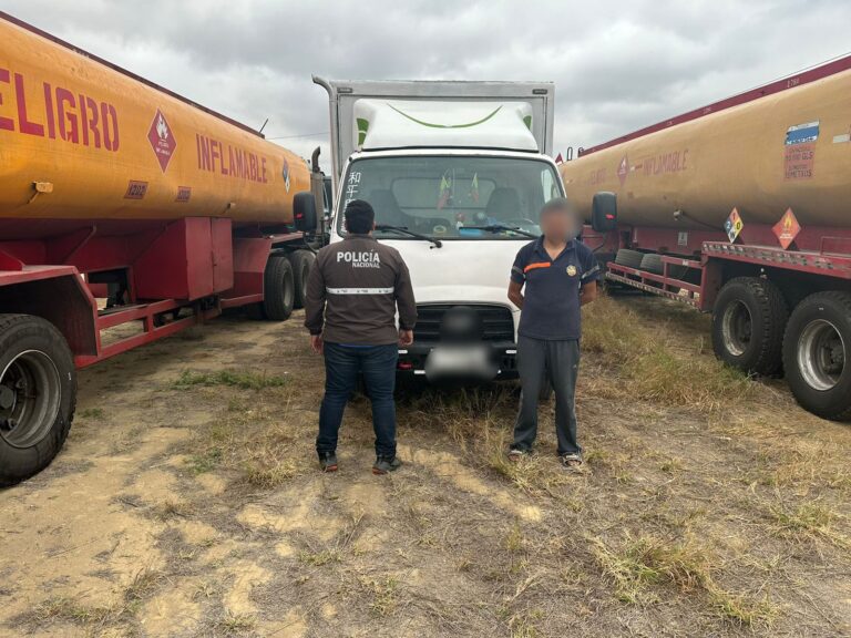 Policía incautó 400 galones de combustible y aprehendió a un individuo por este ilícito