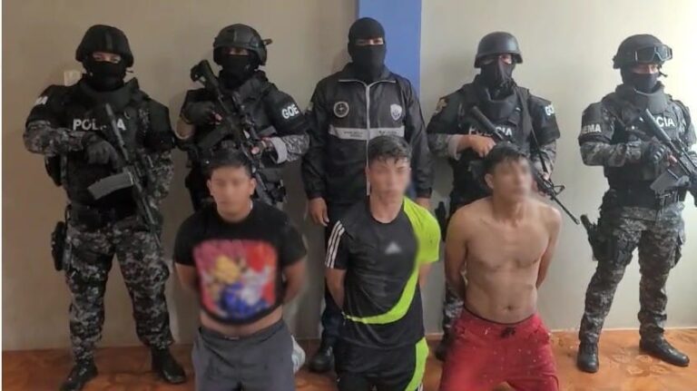 Policía captura a tres integrantes de un grupo armado organizado en posesión de fusiles en El Oro