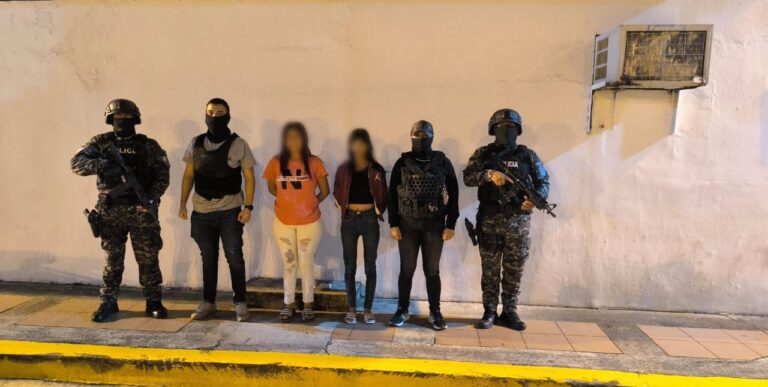 Policía captura a dos ciudadanas por el delito de extorsión