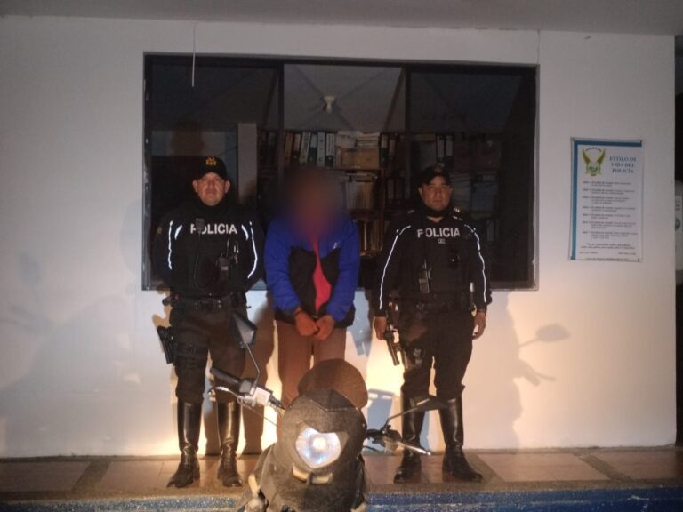 Rápido accionar policial en Loja permite la aprehensión de varios ciudadanos