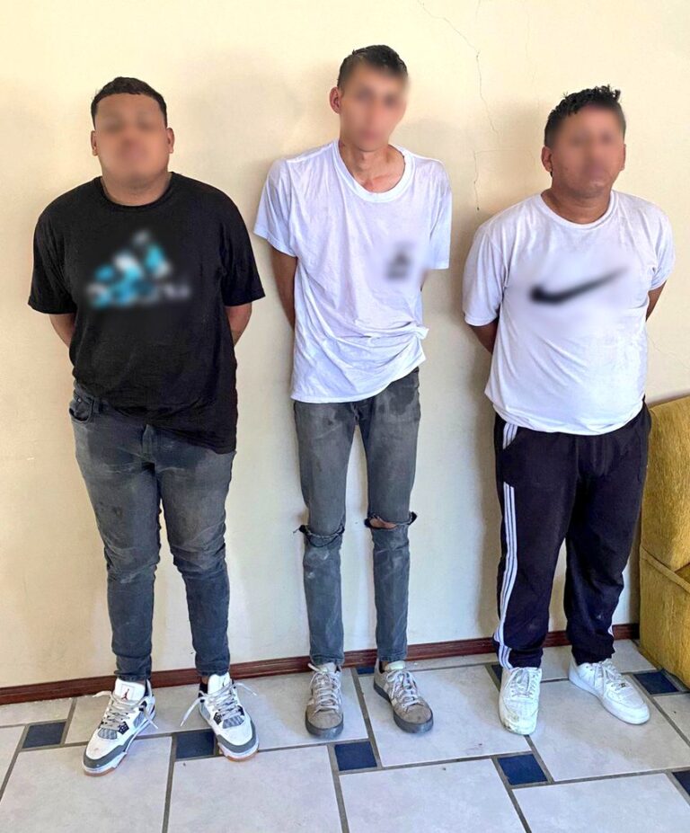En Azuay, cuatro víctimas de secuestro fueron liberadas y se aprehendió a tres sujetos implicados en el delito