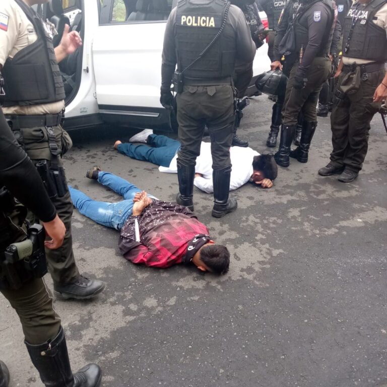 Dos aprehendidos en flagrancia por intento de asalto a un blindado con uso de armas de fuego