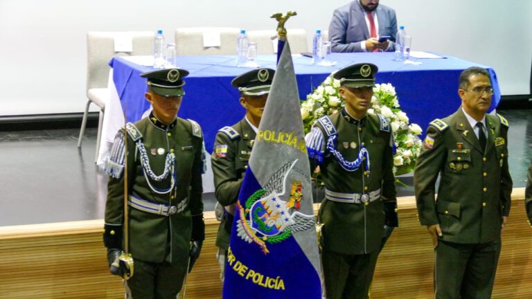 Policía recibió condecoración por su compromiso en la lucha contra el contrabando y la seguridad sanitaria del país