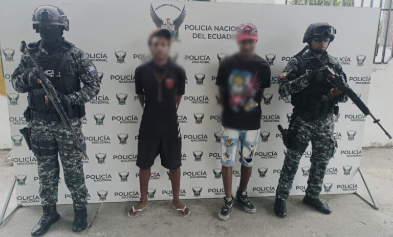 En Esmeraldas, Policía captura a dos sujetos por el delito de asalto y robo a personas