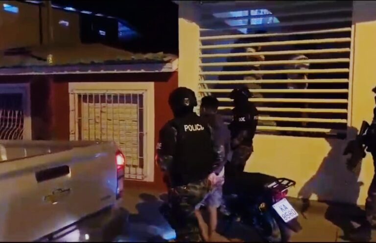 Un sujeto aprehendido en flagrancia por estar implicado en el delito de tentativa de asesinato