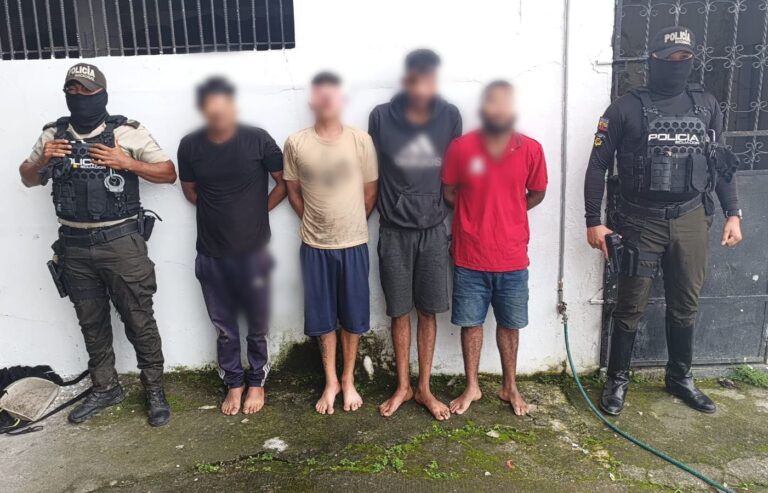 En persecución ininterrumpida Policía capturó a cuatro sujetos en Quinindé implicados en el delito de receptación