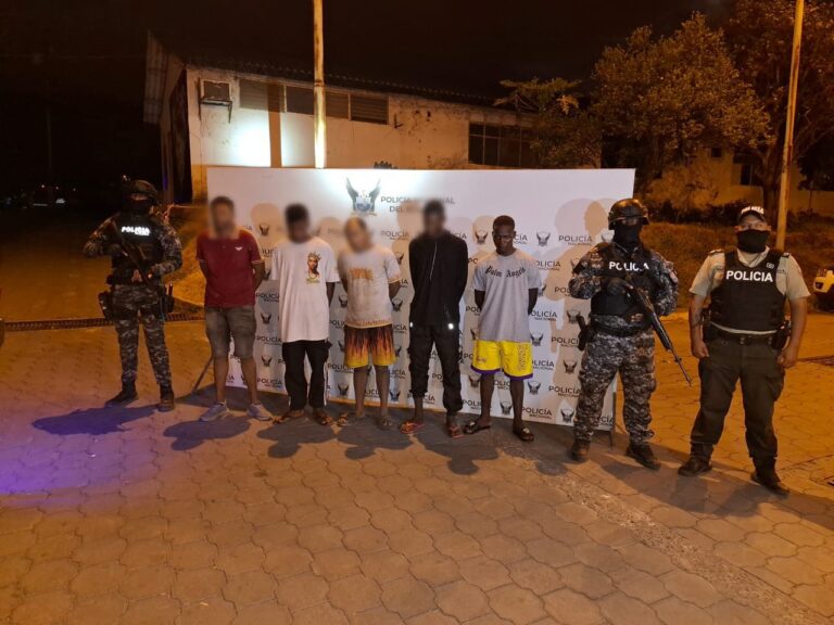 Policía desmantela banda delictiva y recupera vehículo robado en Esmeraldas