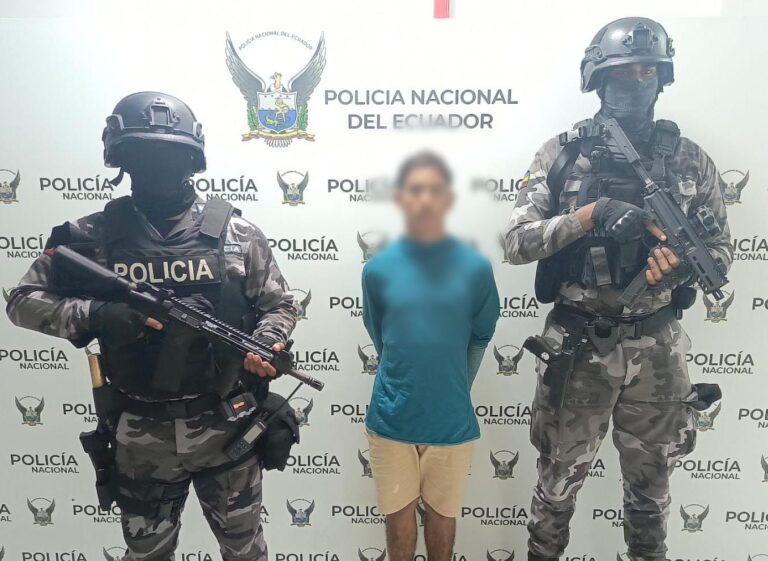Policía captura a un sujeto que portaba un arma de fuego en Atacames
