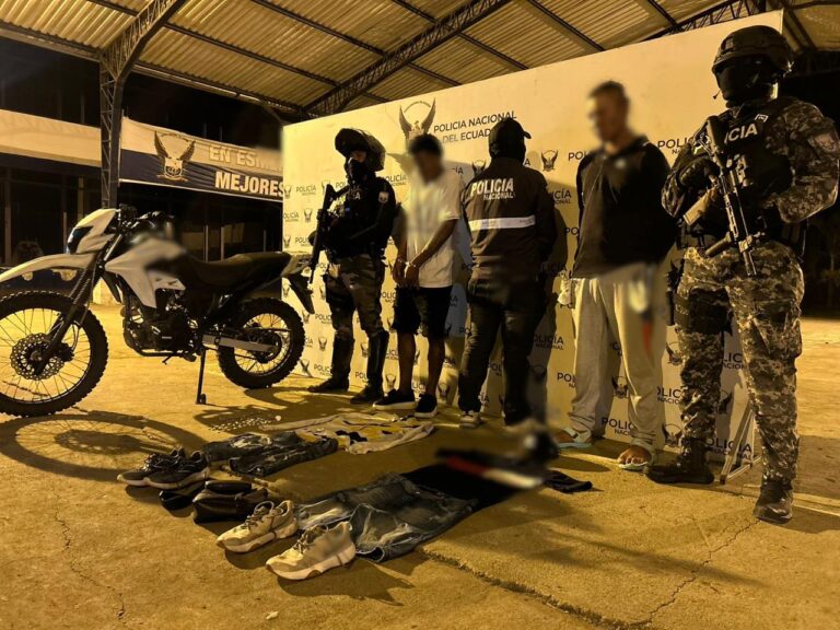 Se aprehendió a dos implicados en el delito de asalto y robo a personas en Esmeraldas