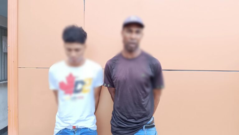 Policía captura a dos presuntos extorsionadores en el centro de Esmeraldas