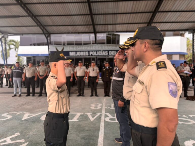 Erick, cumplió su sueño de ser Comandante por un día del Distrito Esmeraldas
