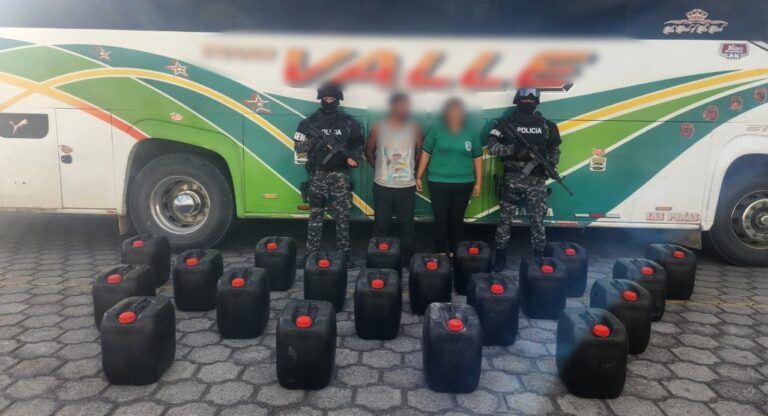 Policía Nacional aprehendió a dos sujetos y decomisó 400 litros de ácido sulfúrico en operativo antinarcóticos en Ibarra