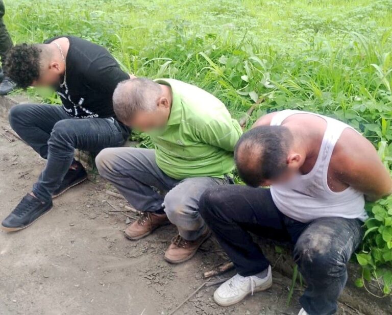 Policía liberó a una víctima de secuestro, recuperó camión robado y aprehendió a tres presuntos implicados