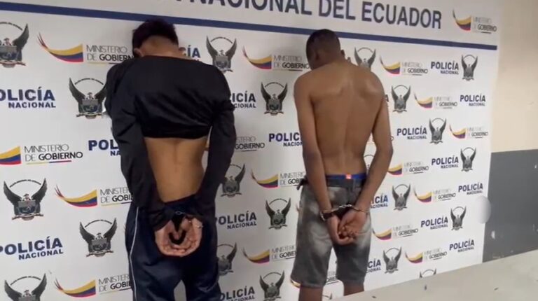Policía aprehende a dos sujetos armados, presuntos asaltantes, al sur de Guayaquil