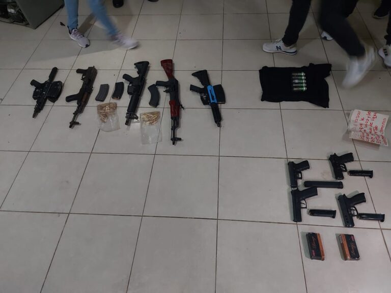 Policía incautó fusiles, pistolas, granadas y municiones en Manabí
