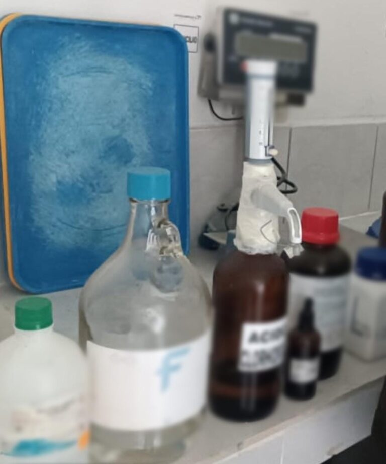 Policía Ecuador incauta precursores químicos usados para procesar drogas