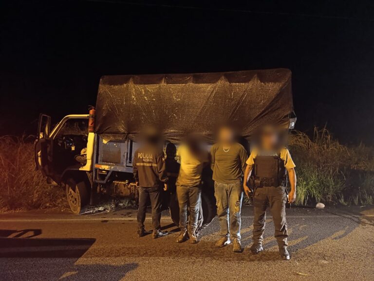 La Policía Nacional en Napo capturó a dos ciudadanos por transporte ilegal de combustible