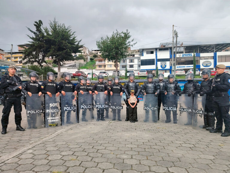 Ámbar Carrión se convirtió en “Comandante por un Día” en la Subzona Loja