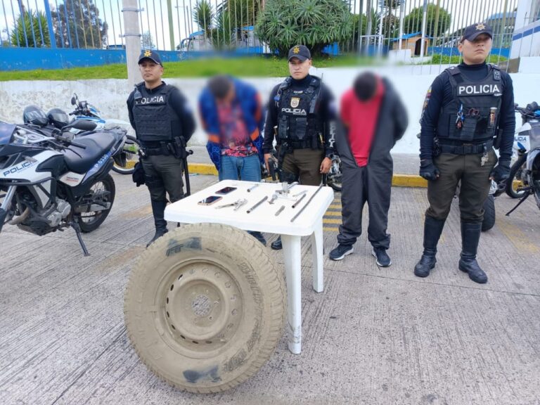 Dos aprehendidos tras persecución ininterrumpida, al norte de Quito
