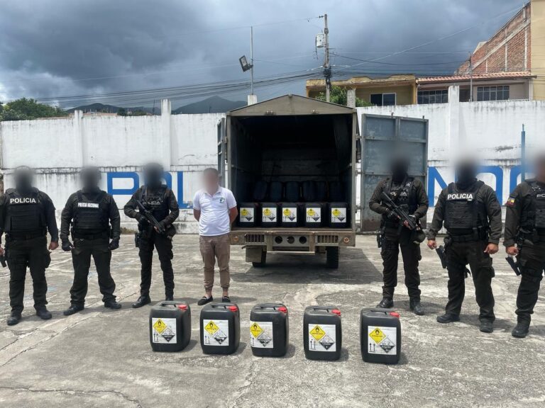 Policia captura a un sujeto que transportaba ácido nitrico