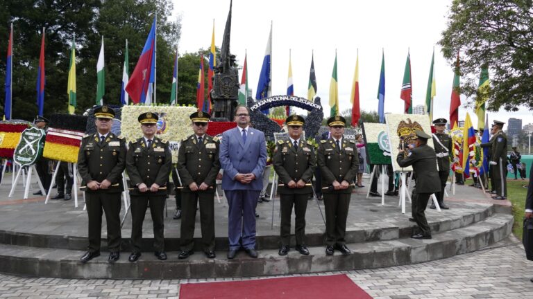 La Policía Nacional rindió homenaje a los héroes policiales con la colocación de ofrendas