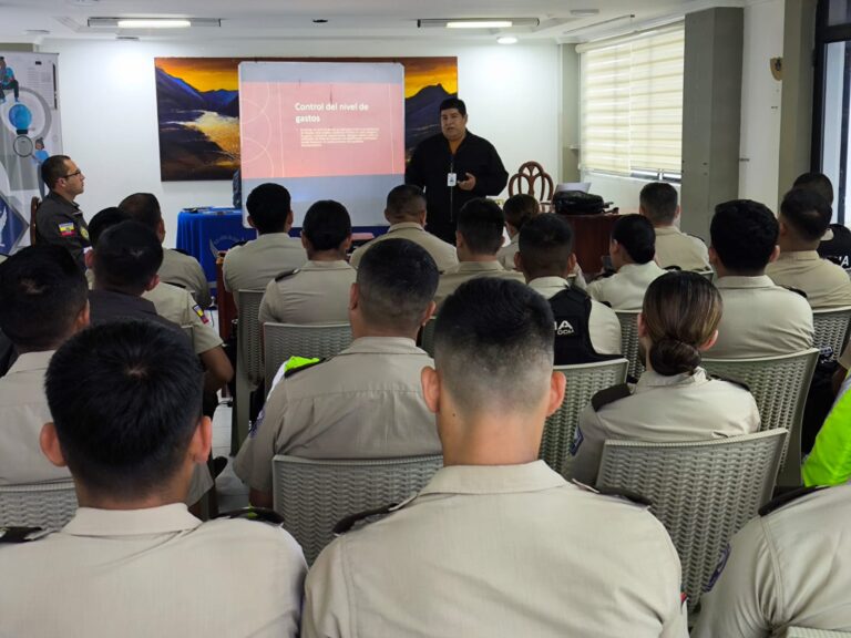 Policías de la Subzona Loja participa de talleres preventivos