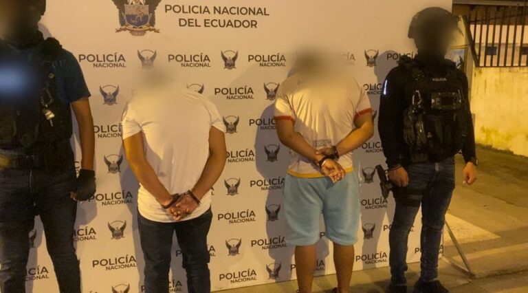 La Policía Nacional del Ecuador captura a dos presuntos extorsionadores en delito flagrante