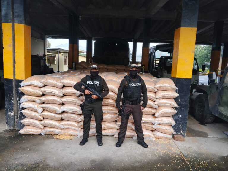 Macará: Contrabandistas abandonan mercancía tras operativo policial