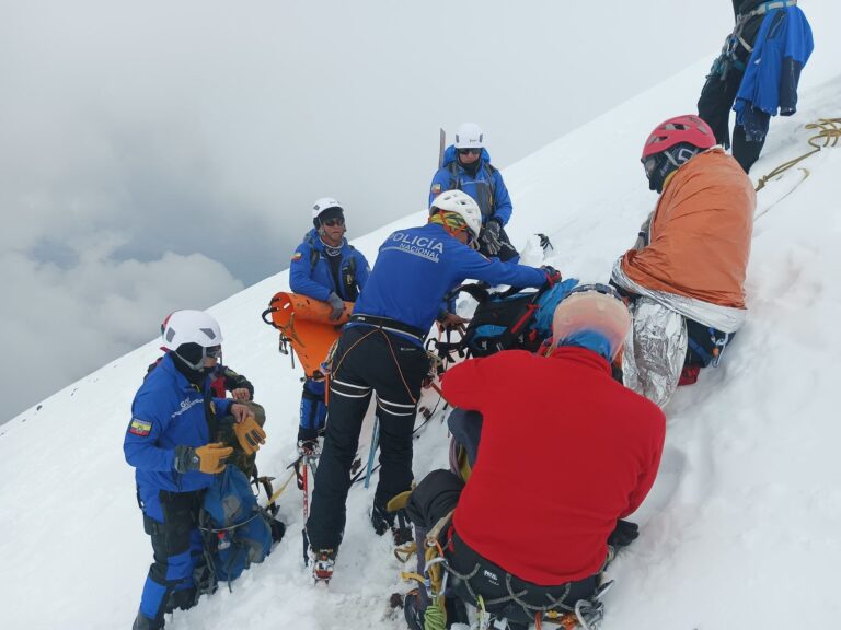 Policía brindo apoyo inmediato ante avalancha en el Volcán Cotopaxi