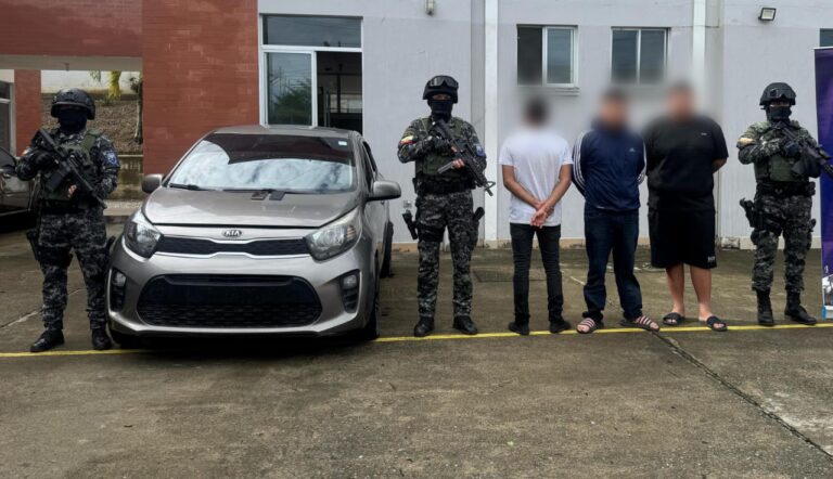 Operativo policial dejó tres aprehendidos con presunto artefacto explosivo y un vehículo recuperado