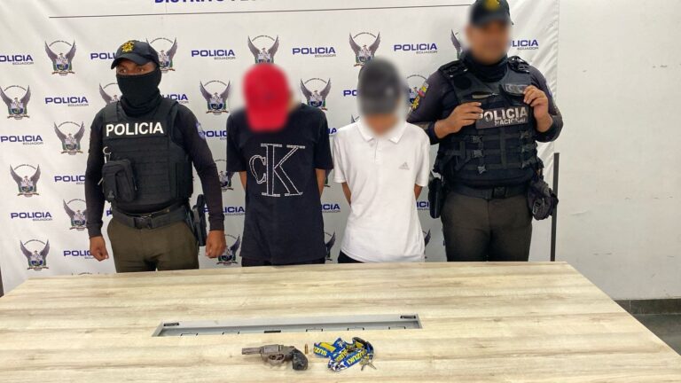 Policía aisla a dos adolescentes armados en Guayaquil