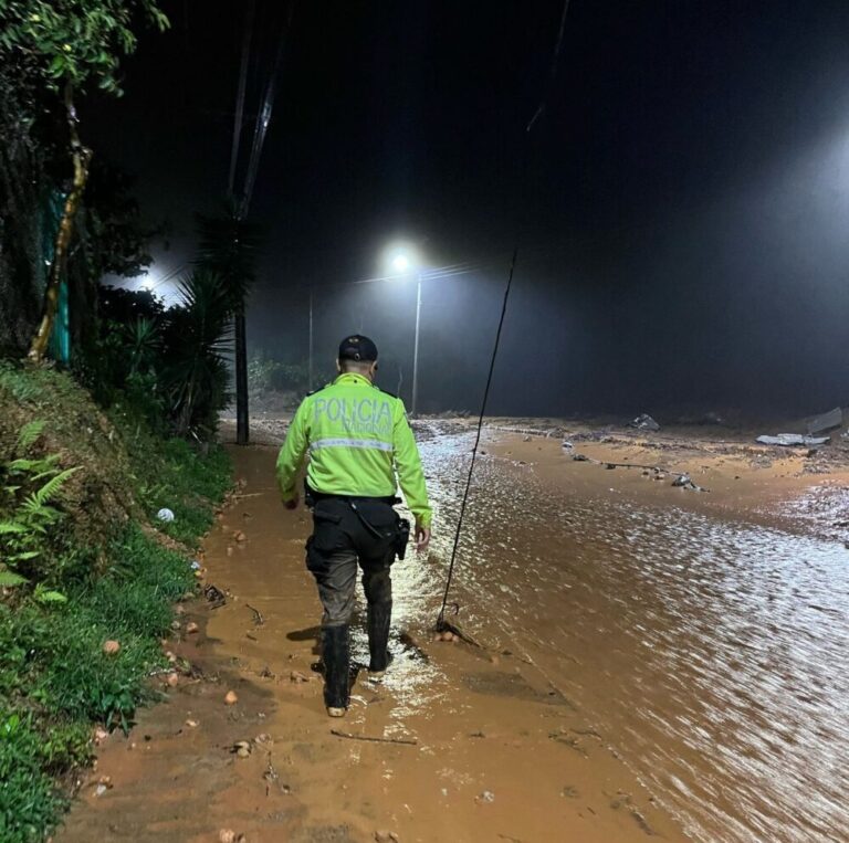 Policía colabora en labores de auxilio ante emergencia invernal en Loja