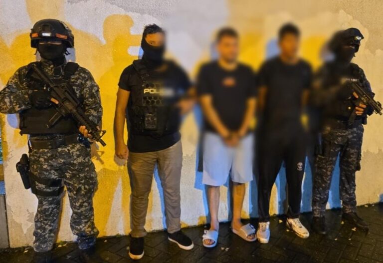 Una víctima de secuestro liberada y dos presuntos implicados aprehendidos en Guayaquil