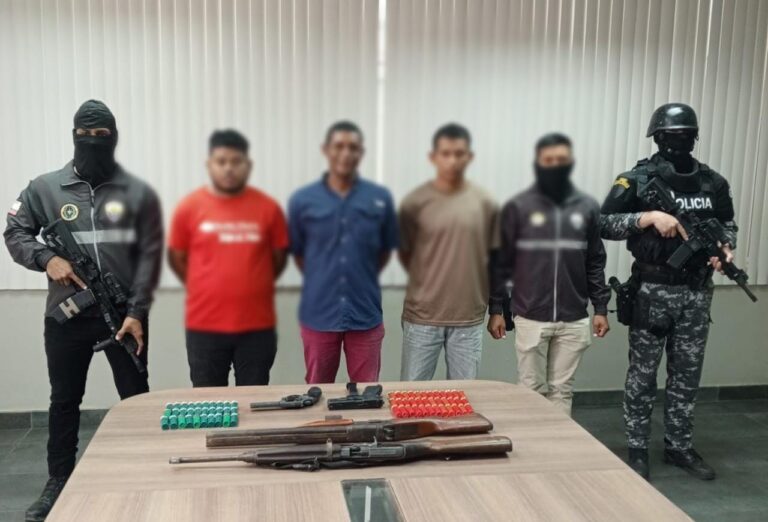 Policía aprehendió a tres integrantes del GAO “Los Choneros” en Los Ríos, por el delito de tenencia y porte de armas