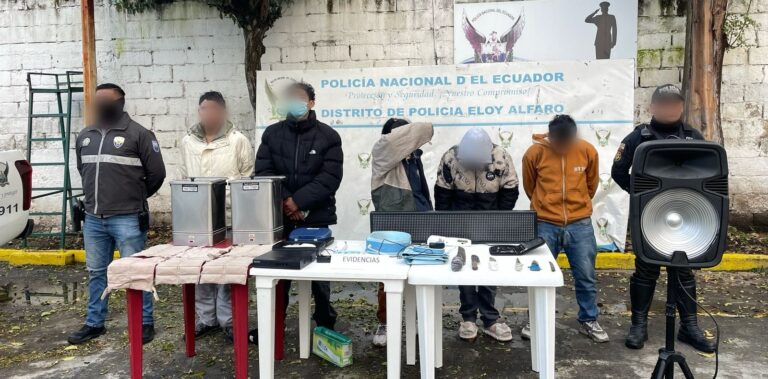 Cinco aprehendidos por robo a local comercial en Quito