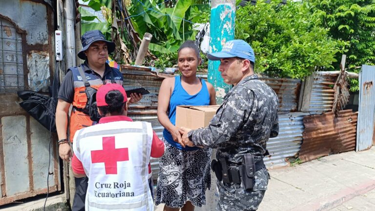 Policía Nacional brinda apoyo a las zonas afectadas en Esmeraldas