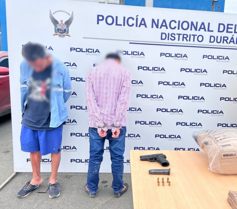 Policía tras persecución ininterrumpida aprehendió a dos sujetos con arma de fuego en Durán