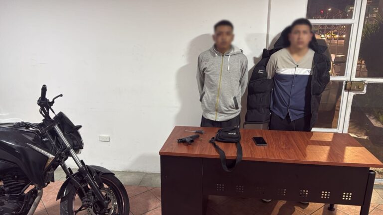 Policía aprehendió a dos personas tras ser sorprendidas en un asalto y robo a mano armada, en Quito