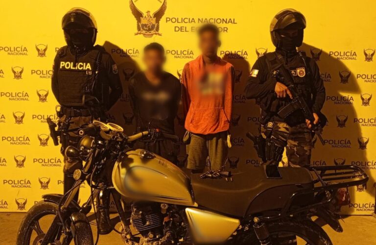 Policía aprehendió en flagrancia a dos sujetos implicados en el delito de asalto y robo a personas en Esmeraldas
