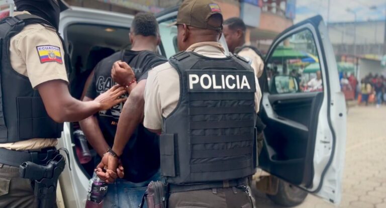 Cuatro presuntos extorsionadores armados fueron aprehendidos en flagrancia en Esmeraldas