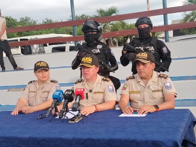 Policía en Manabí aprehende a 3 sujetos y recupera vehículo reportado como robado
