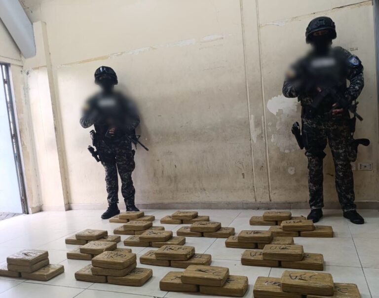 Policía decomisó cerca de 500 mil dosis de cocaína y aprehendió a cuatro presuntos implicados en Guayaquil