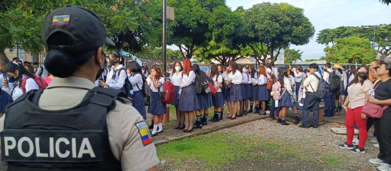 6.233 servidores policiales brindarán seguridad externa en unidades educativas de la Zona 8